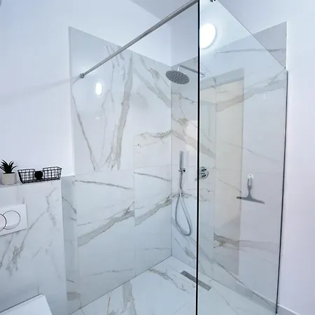 Apartment Vila Hope 1 *